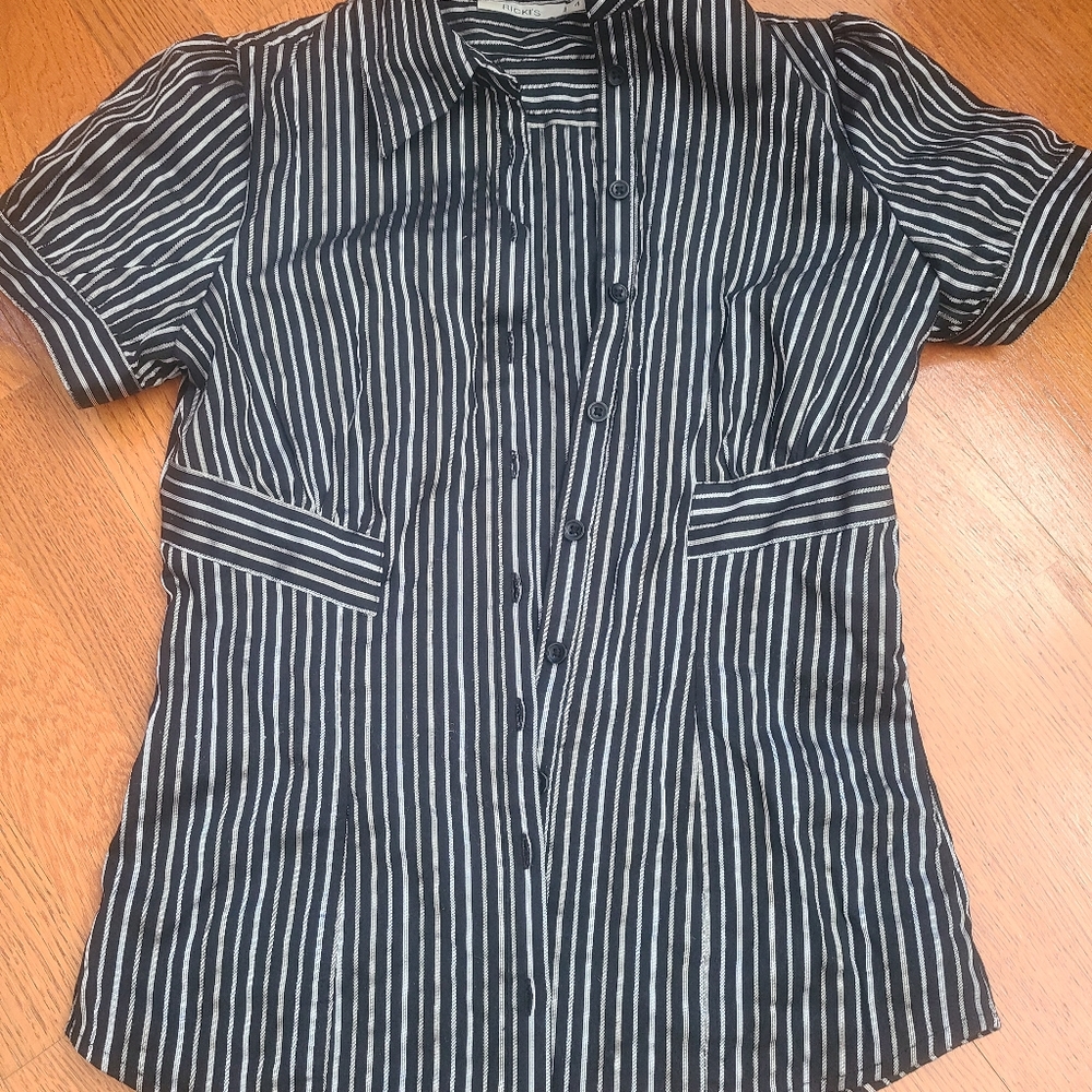 Feminine fitted top puff shoulder